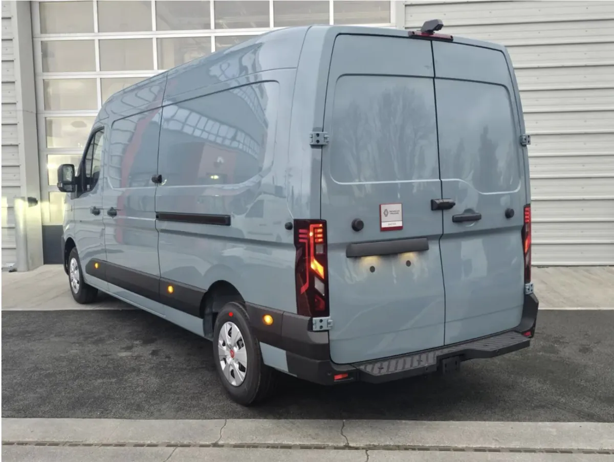 Master Red Edition L3H2 170BHP Auto - Image 3