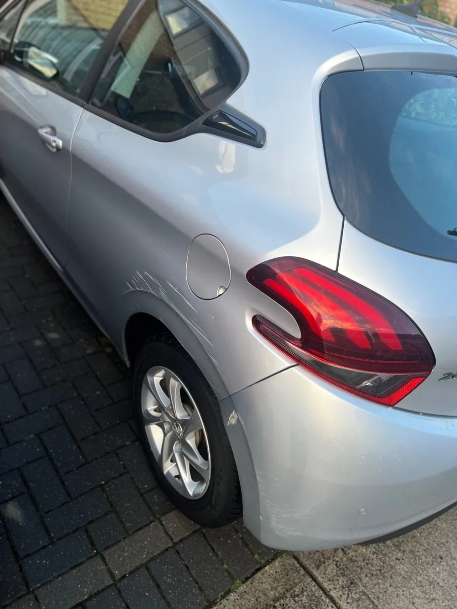 Peugeot 208 2015 - Image 4