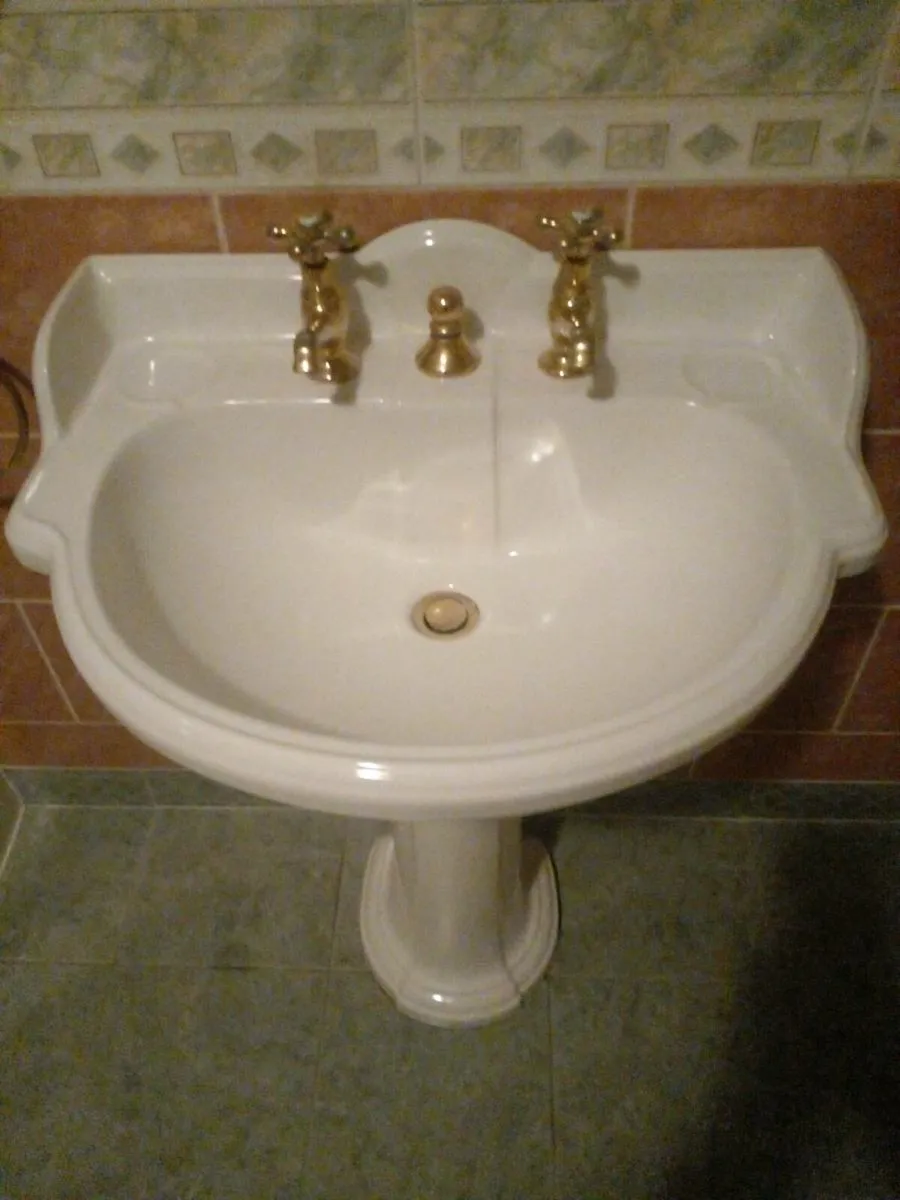 Castiron bath and sink - Image 4