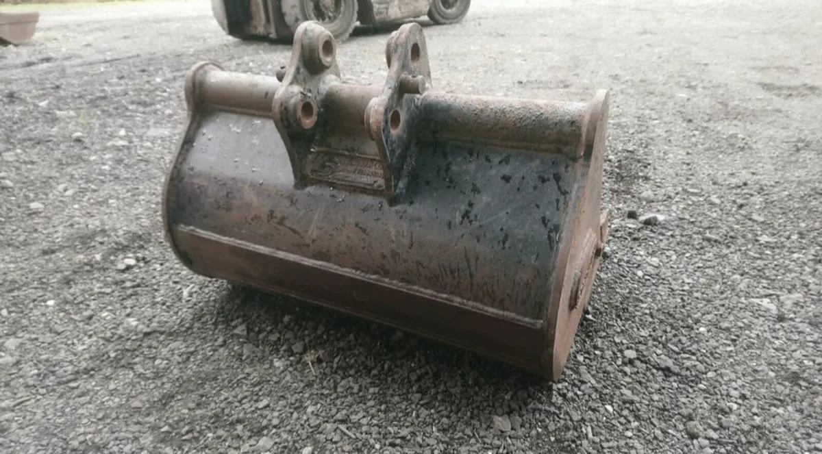 JCB 1.5 TON DIGGER BUCKET 25mm pins - Image 2