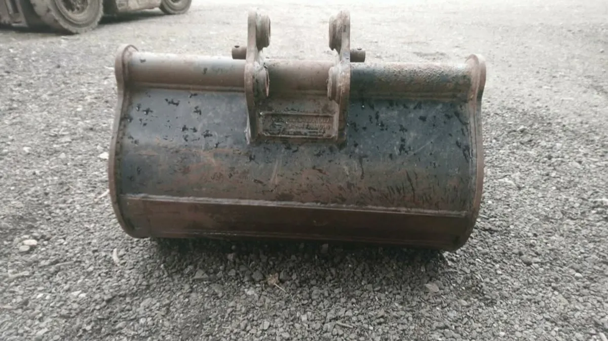 JCB 1.5 TON DIGGER BUCKET 25mm pins - Image 3