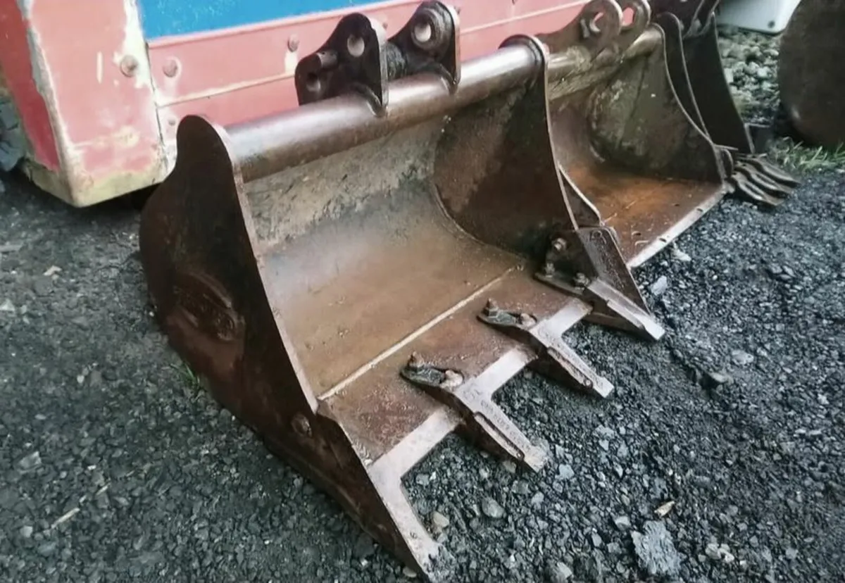 JCB 1.5 TON DIGGER BUCKET 25mm pins - Image 1