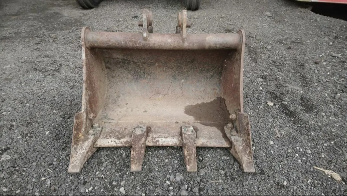 JCB 1.5 TON DIGGER BUCKET 25mm pins - Image 4