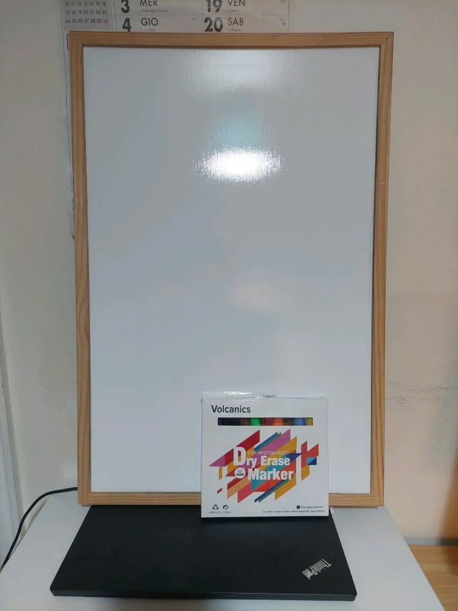 Whiteboard with 12 markers - Image 1