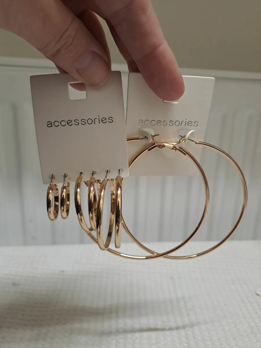 Gold hoop earrings - Image 1