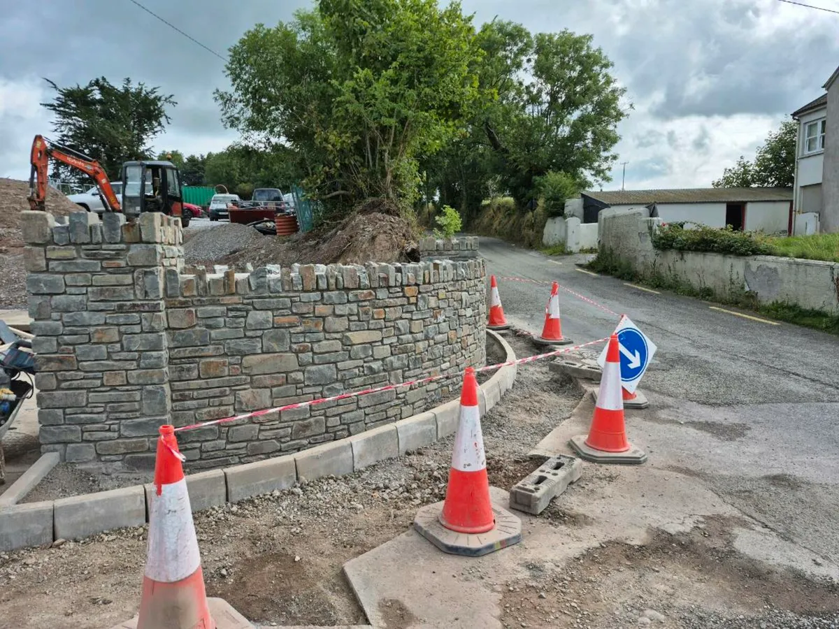 Blocklayers and stone masons available. - Image 2