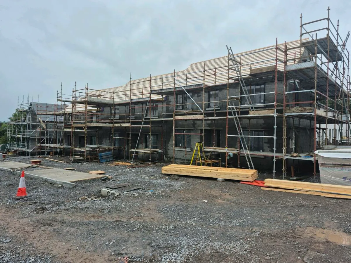 Blocklayers and stone masons available. - Image 4