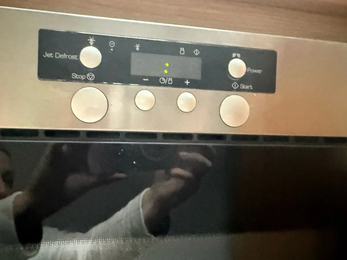 Bosch Series 6 Double Oven and Whirlpool Microwave - Image 3