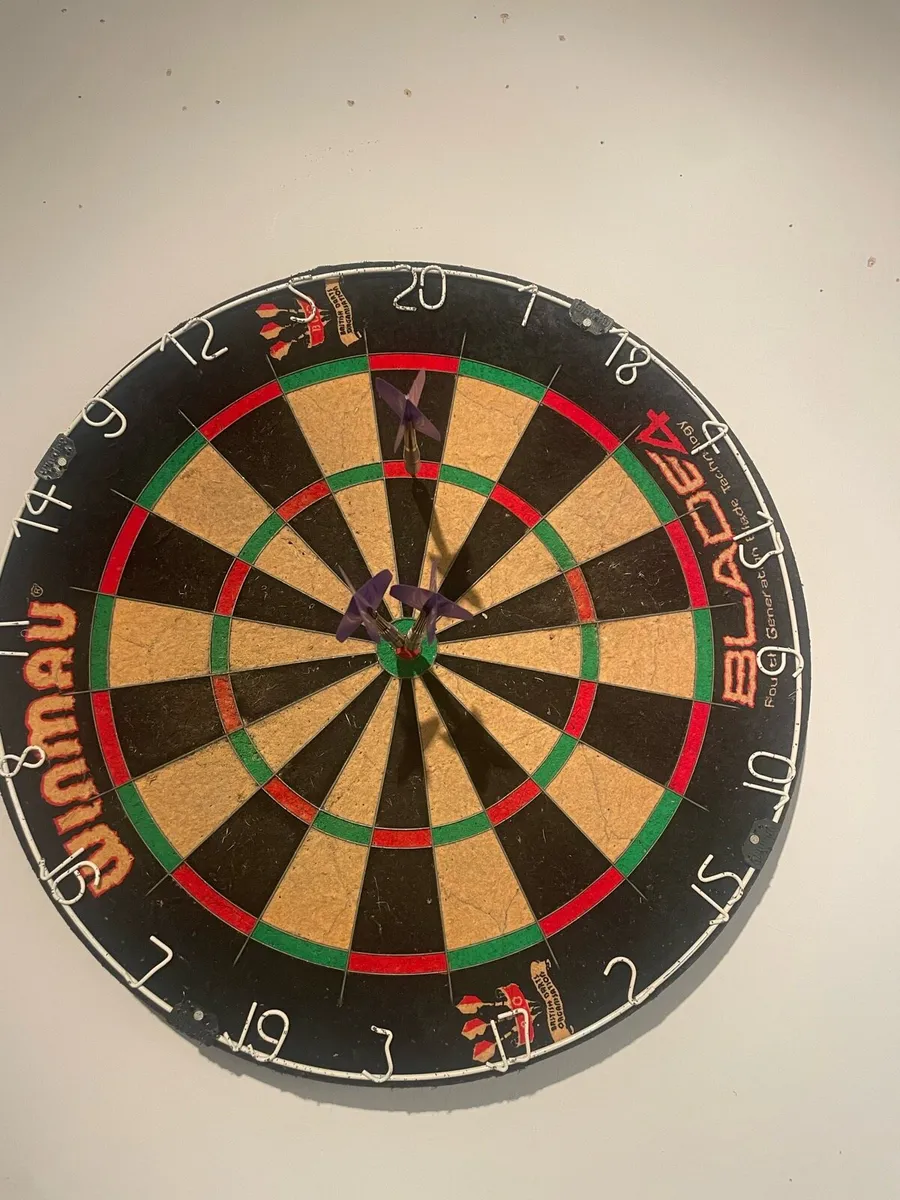 Darts board and darts - Image 1