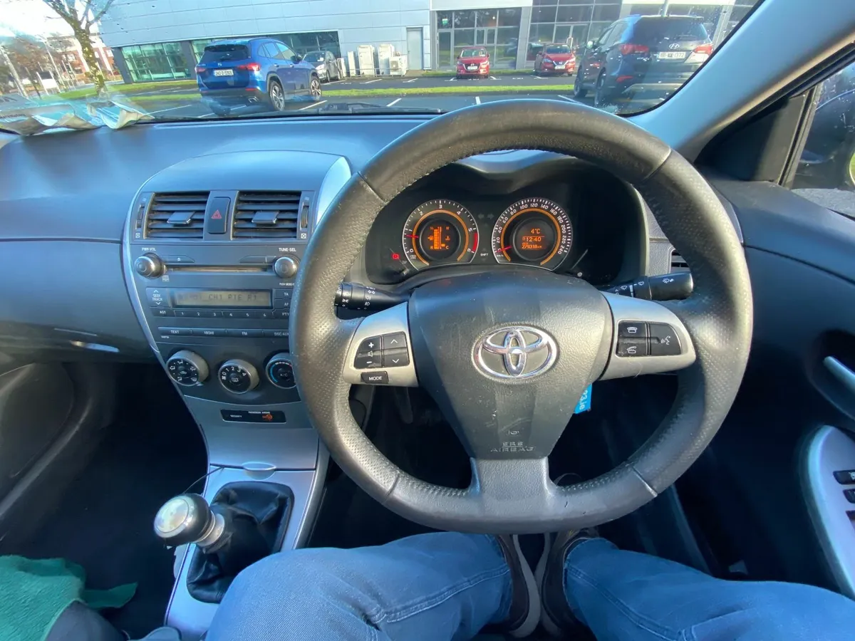 Toyota Corolla 2010 - Image 2