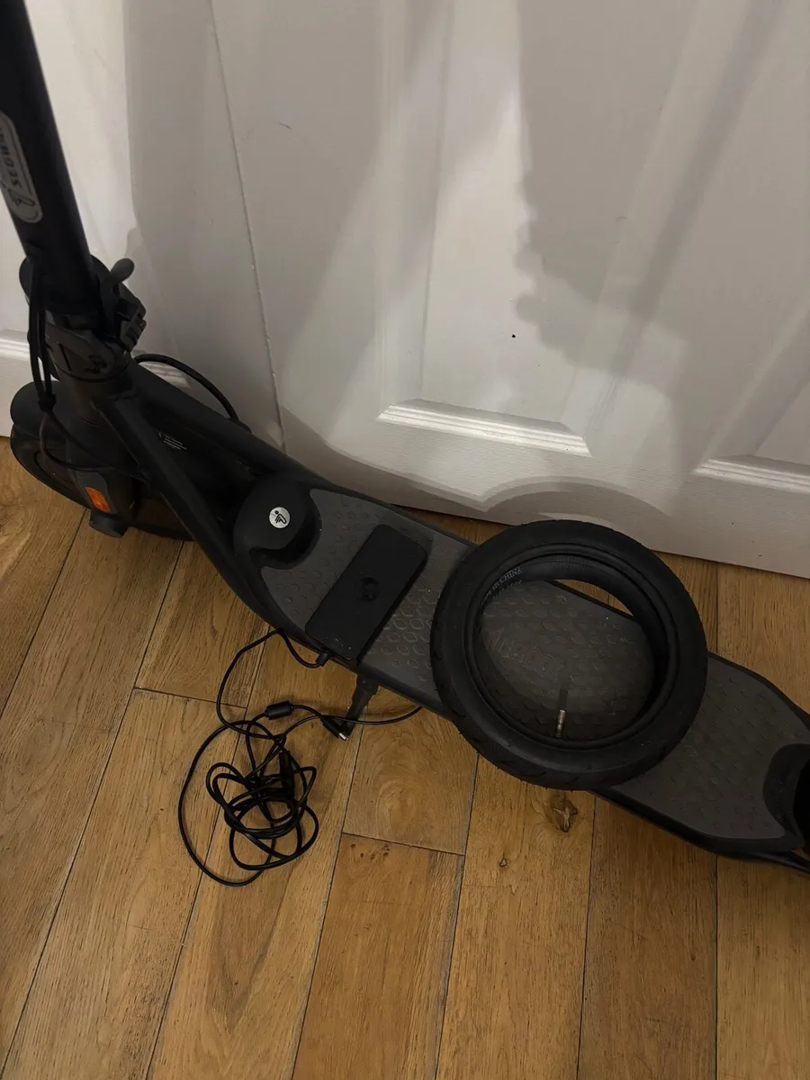Ninebot F25E Electric Scooter - Image 2