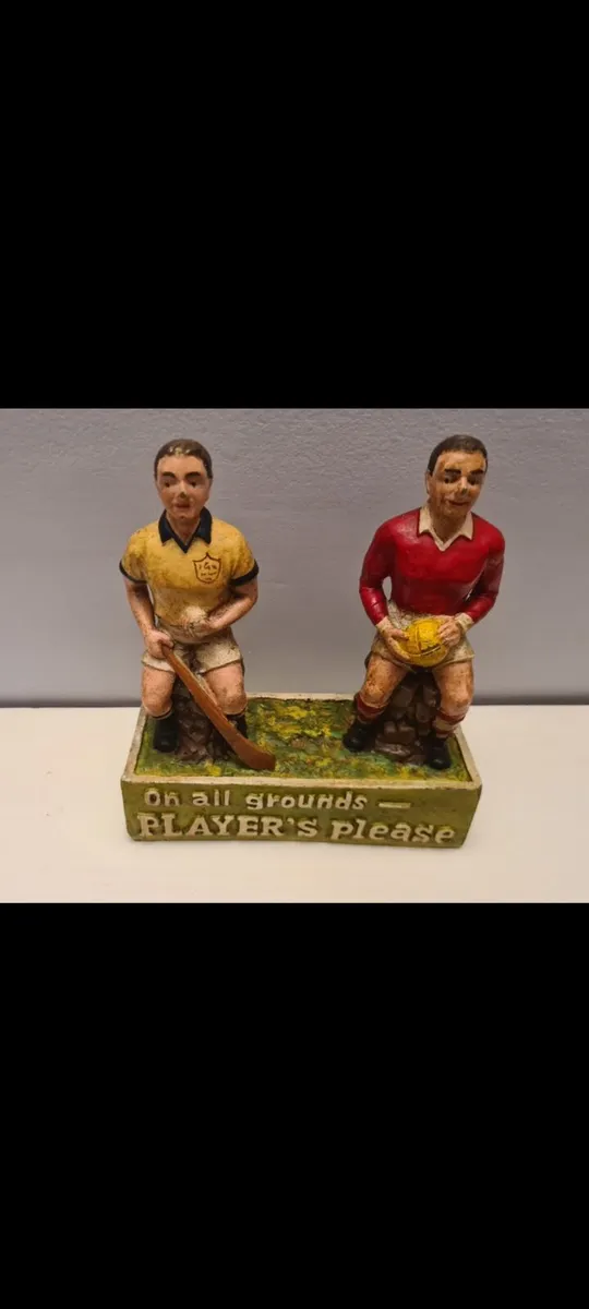 Play please statue - Image 1