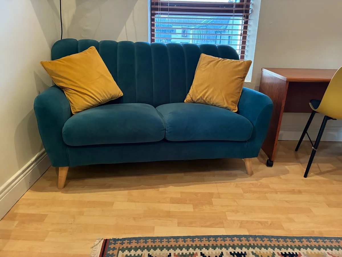 Velvet living room furniture suite - Image 1