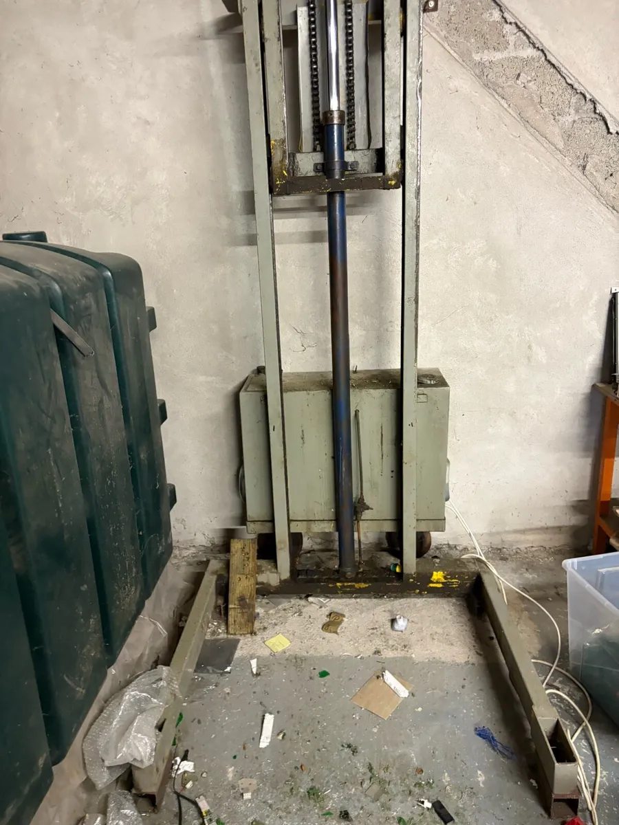 Floor lift