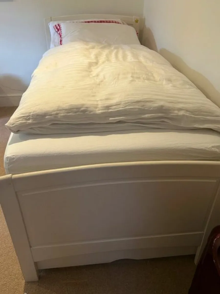 Single beds - Image 2