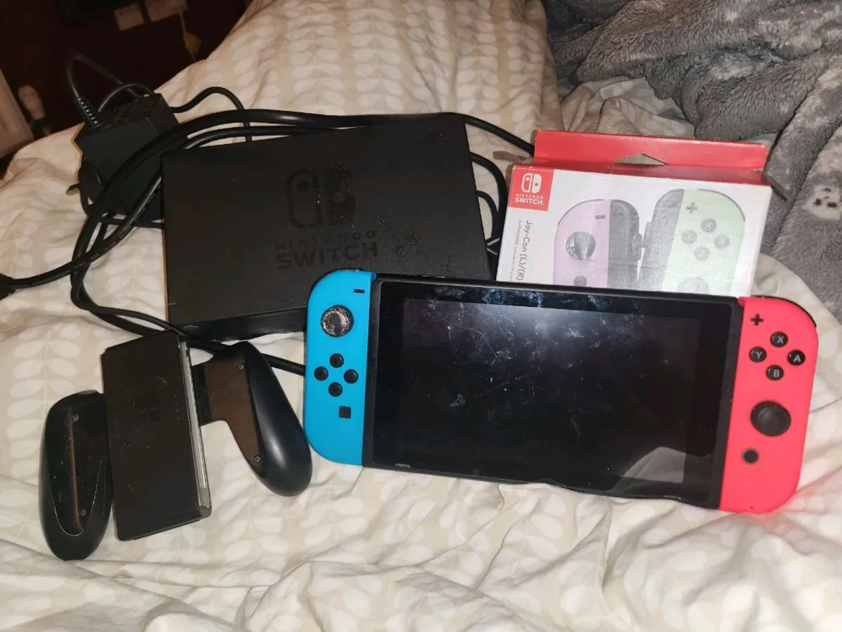 Nintendo Switch - extra joycons and 128gb SD card - Image 1