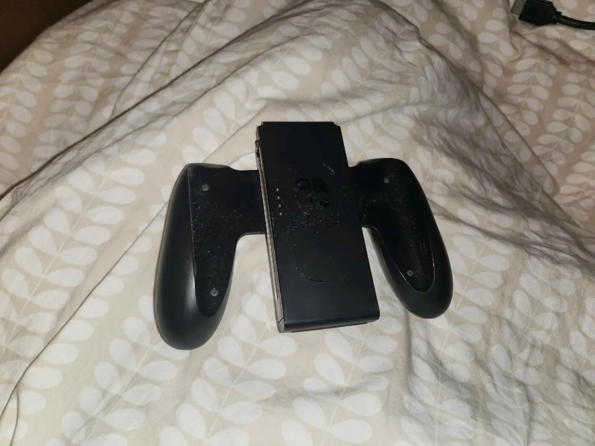 Nintendo Switch - extra joycons and 128gb SD card - Image 2