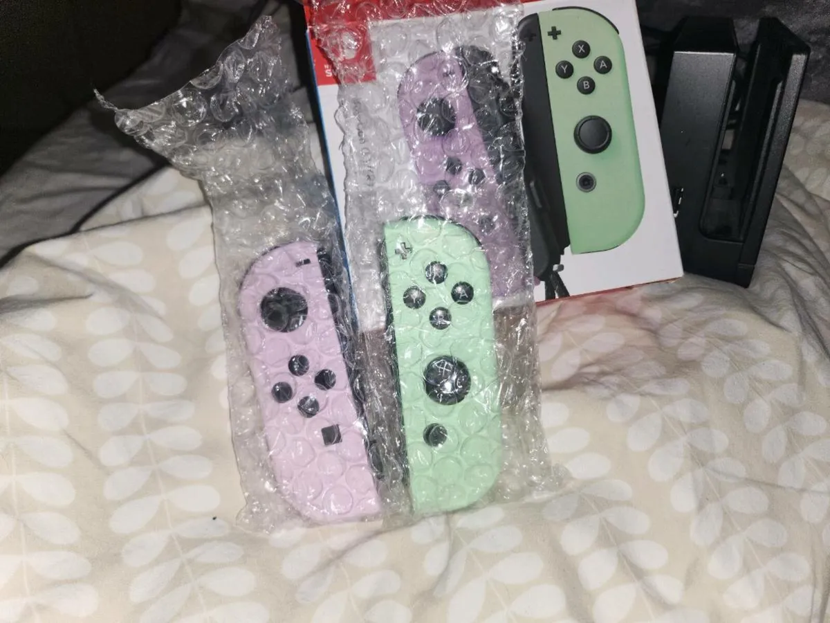Nintendo Switch - extra joycons and 128gb SD card - Image 4