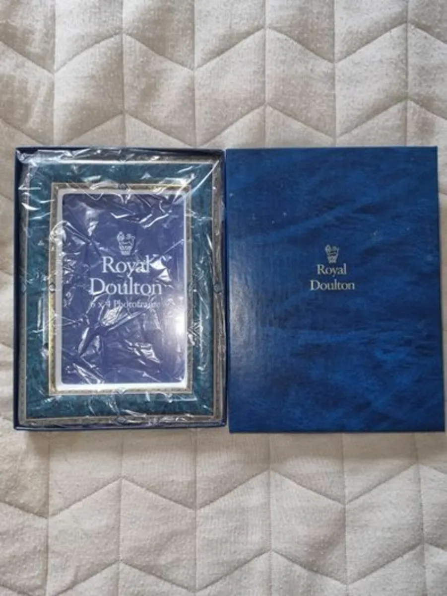 Royal Doulton porcelain frame - Image 2