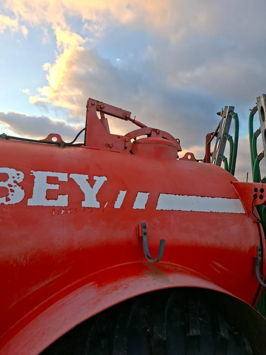 Abbey 2250r slurry tanker and 7.5m KME dribble bar - Image 3