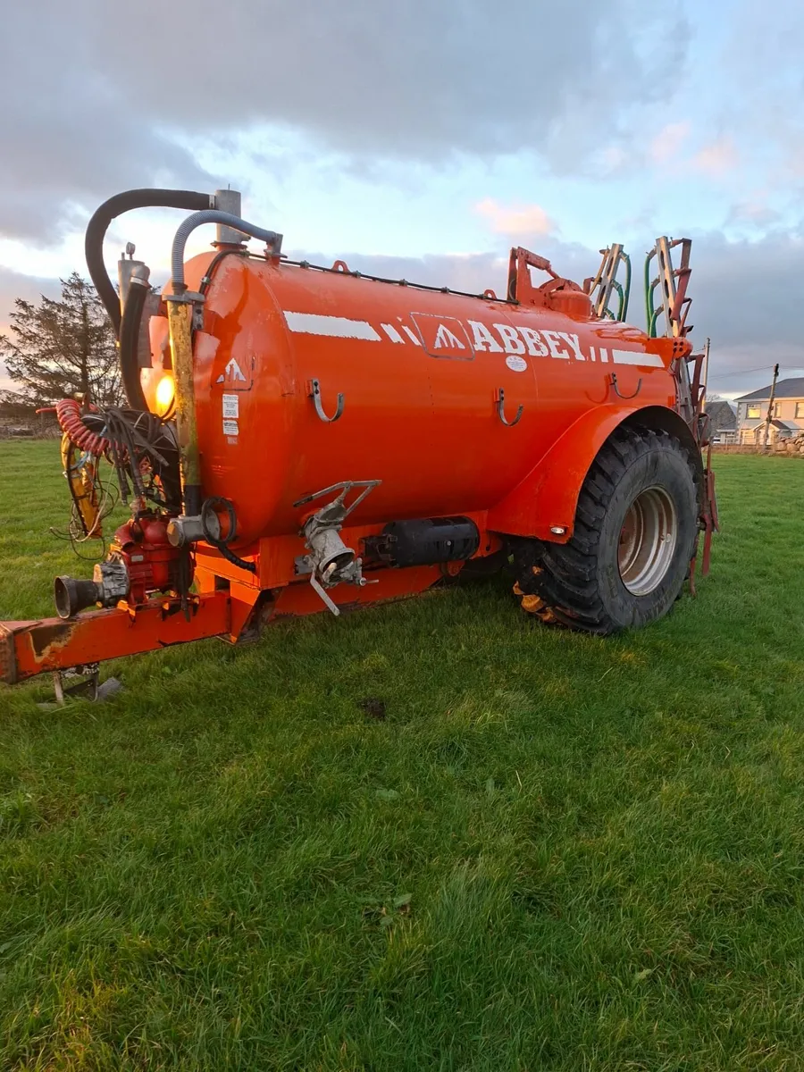 Abbey 2250r slurry tanker and 7.5m KME dribble bar - Image 1