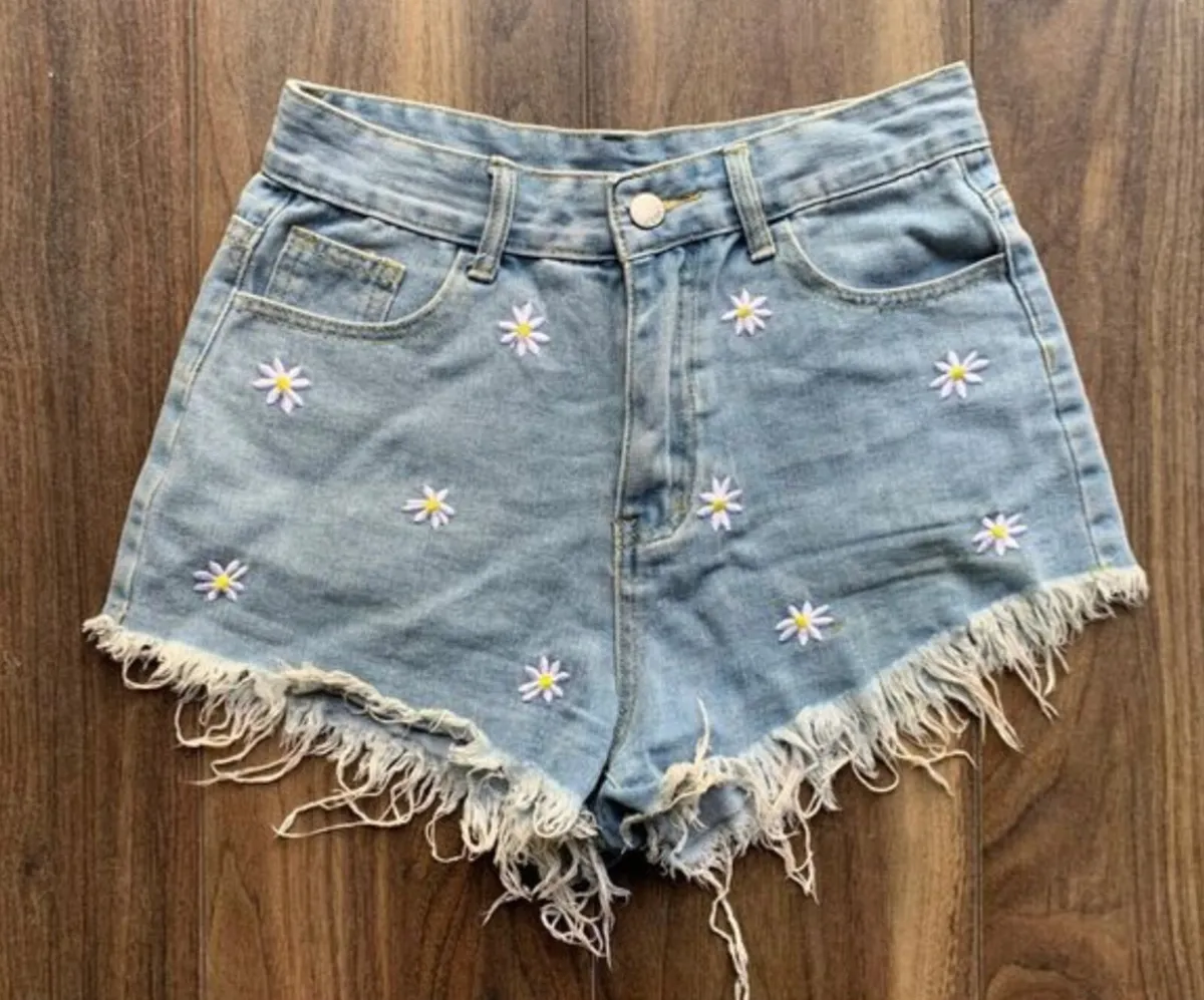 NEW LOOK Ladies/Girks Top & Floral Shorts - Image 3