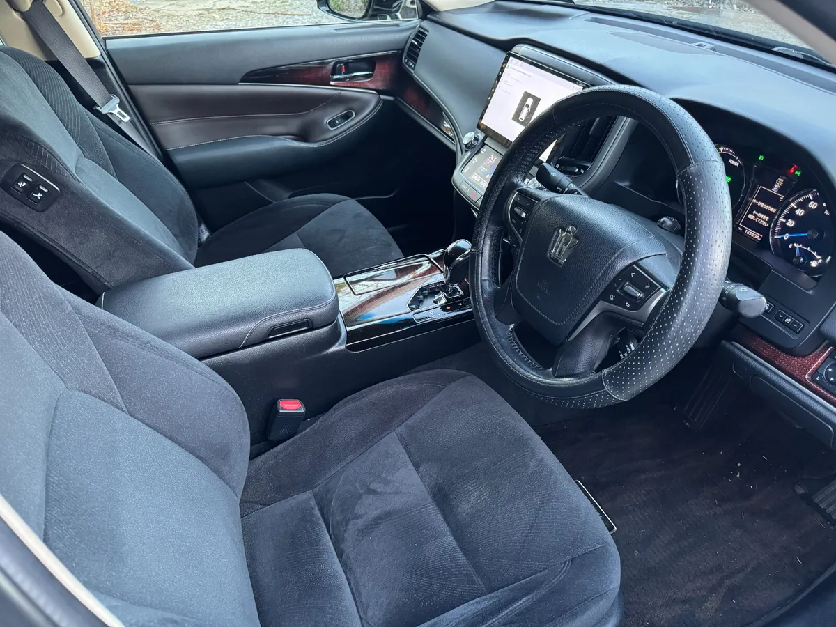 2016 Toyota Crown Royal Saloon - Image 4