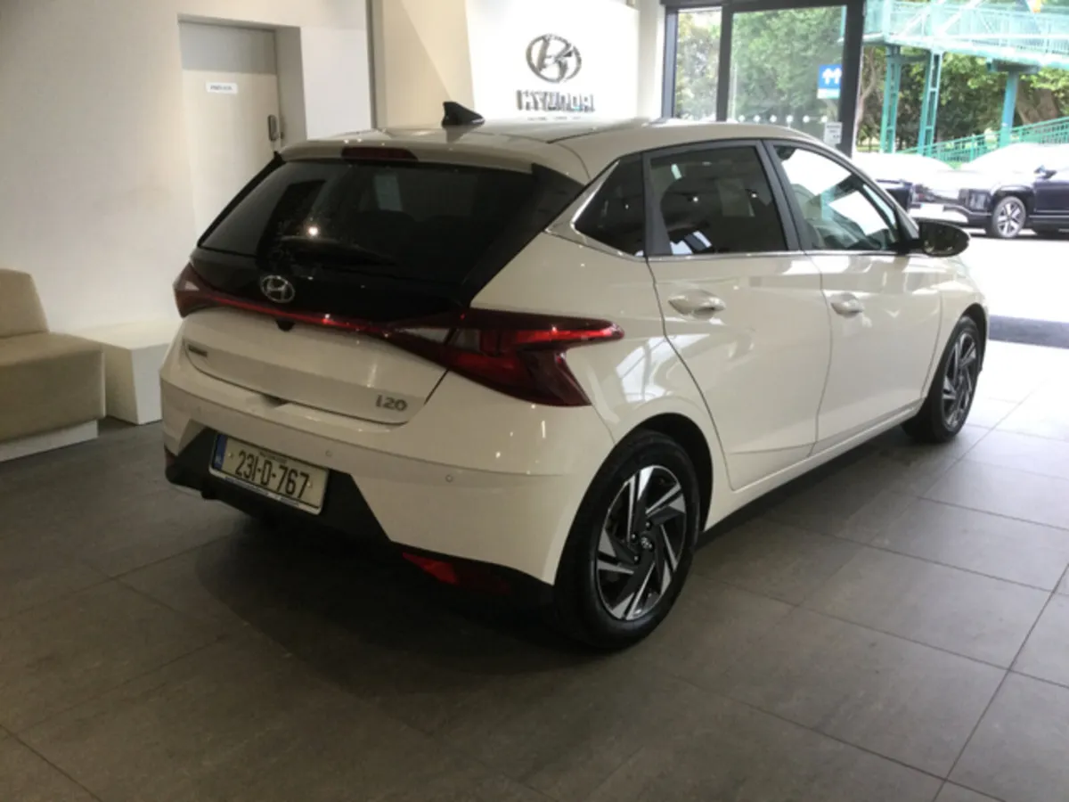 Hyundai i20 DELUXE PLUS AUTOMATIC - Image 2