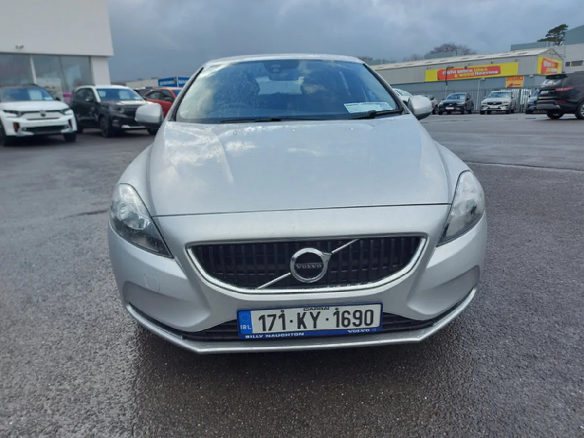 Volvo V40 D2 MOMENTUM ED 5DR - Image 3