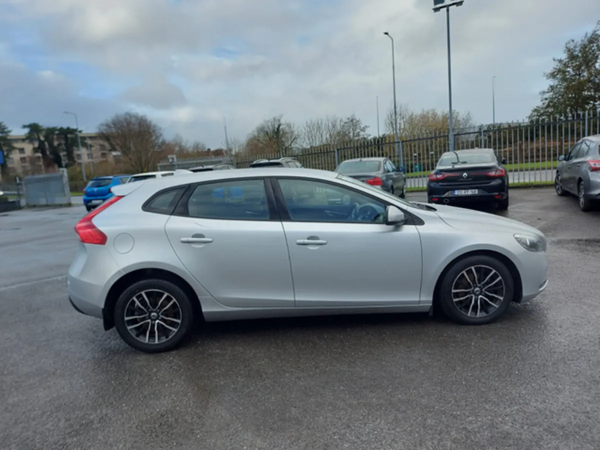 Volvo V40 D2 MOMENTUM ED 5DR - Image 4