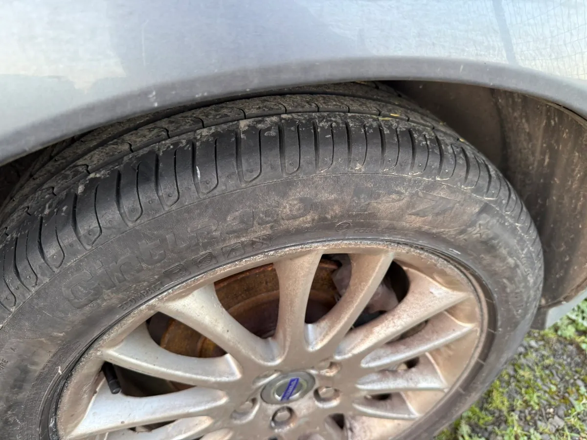 Volvo v50 car - Image 3