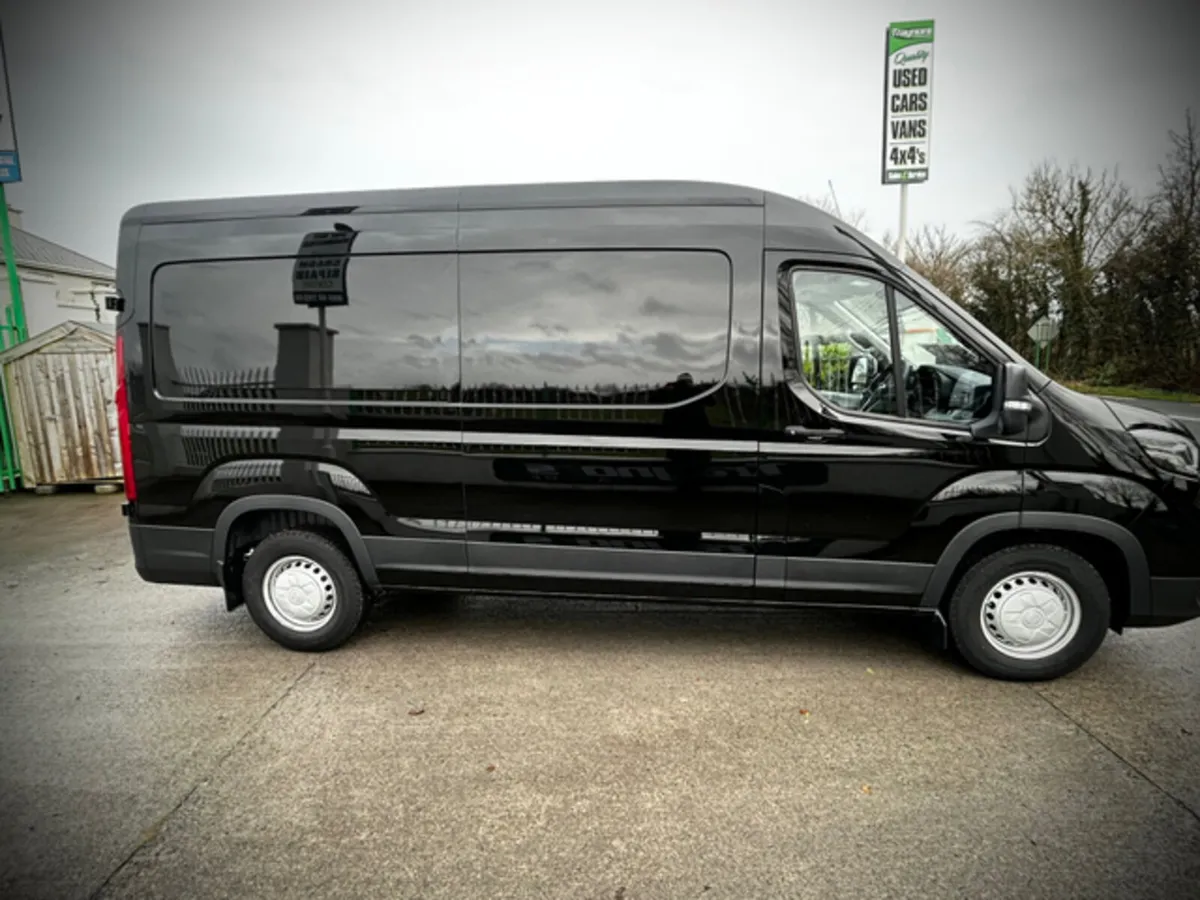 Maxus DELIVER 9 FWD IN BLACK METALLIC - Image 4
