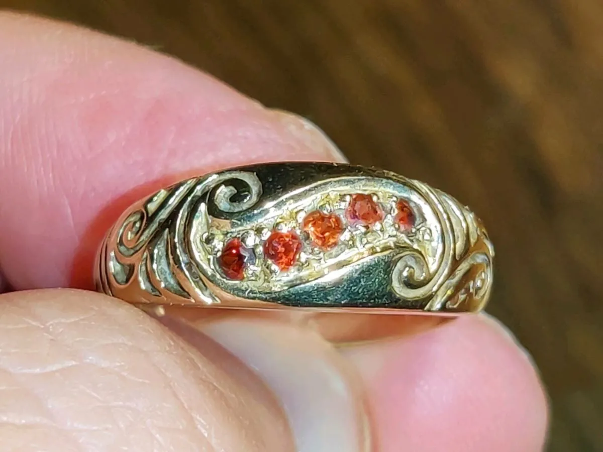 CELTIC GARNET, 9CT Gold 3.26g Vintage Unisex Ring - Image 1