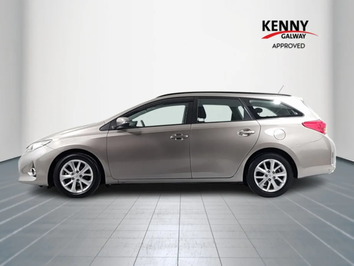 Toyota Auris 1.4 D-4D AURA TS 4DR - Image 4