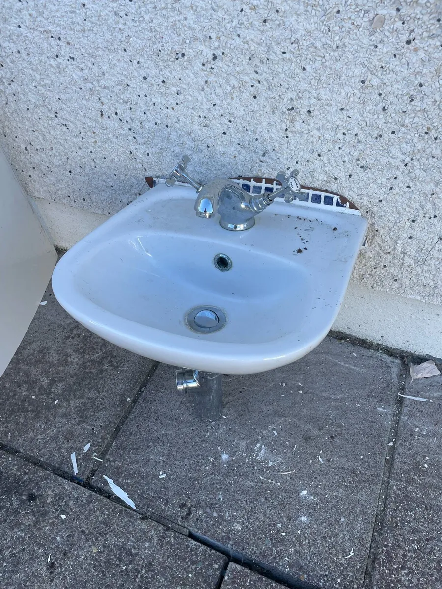 Toilet, Sink, Tap - Image 2