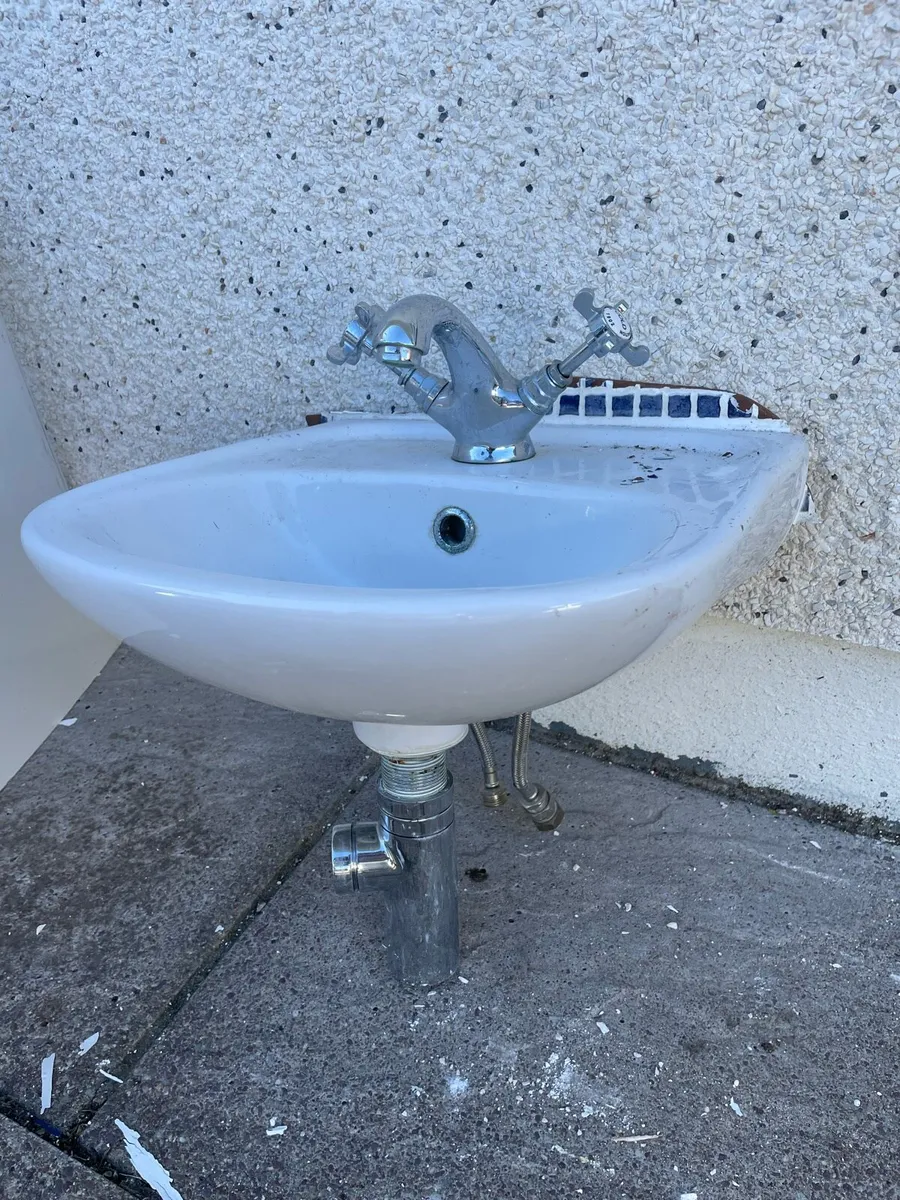 Toilet, Sink, Tap - Image 3