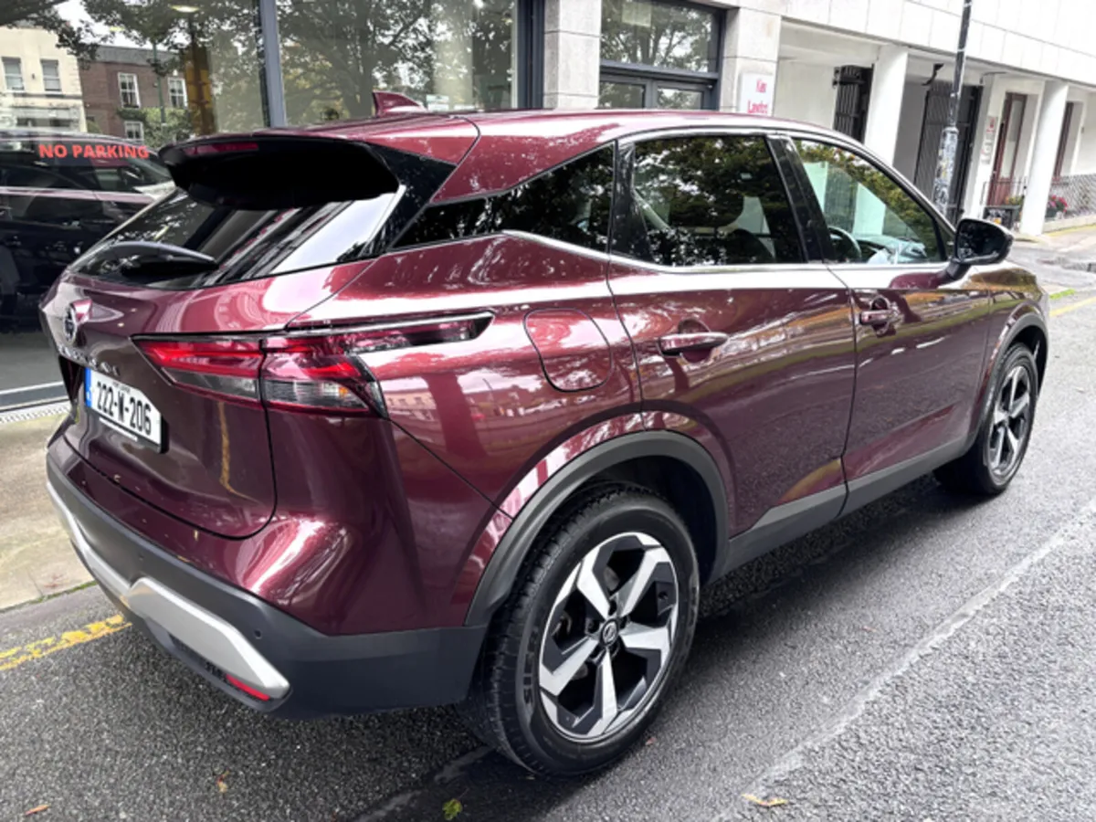 Nissan Qashqai 1.3 SV PREMIUM 1/2 LEATHER 5DR - Image 2