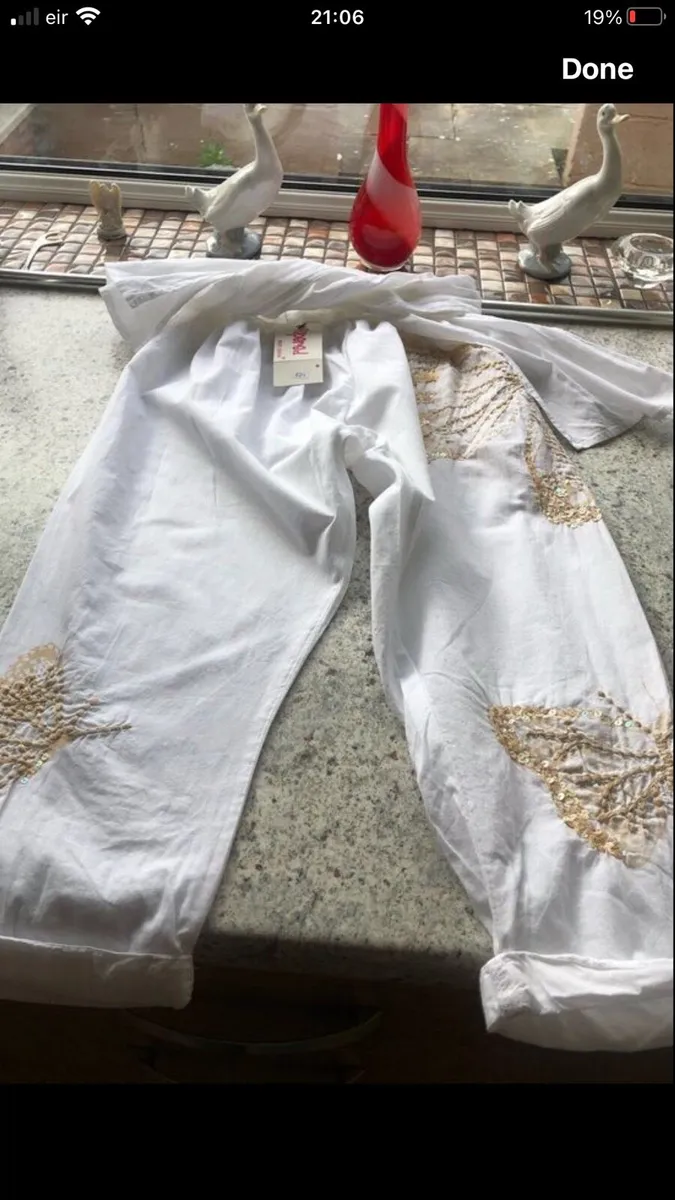 Girls BNWT trousers age 7 €10 - Image 1