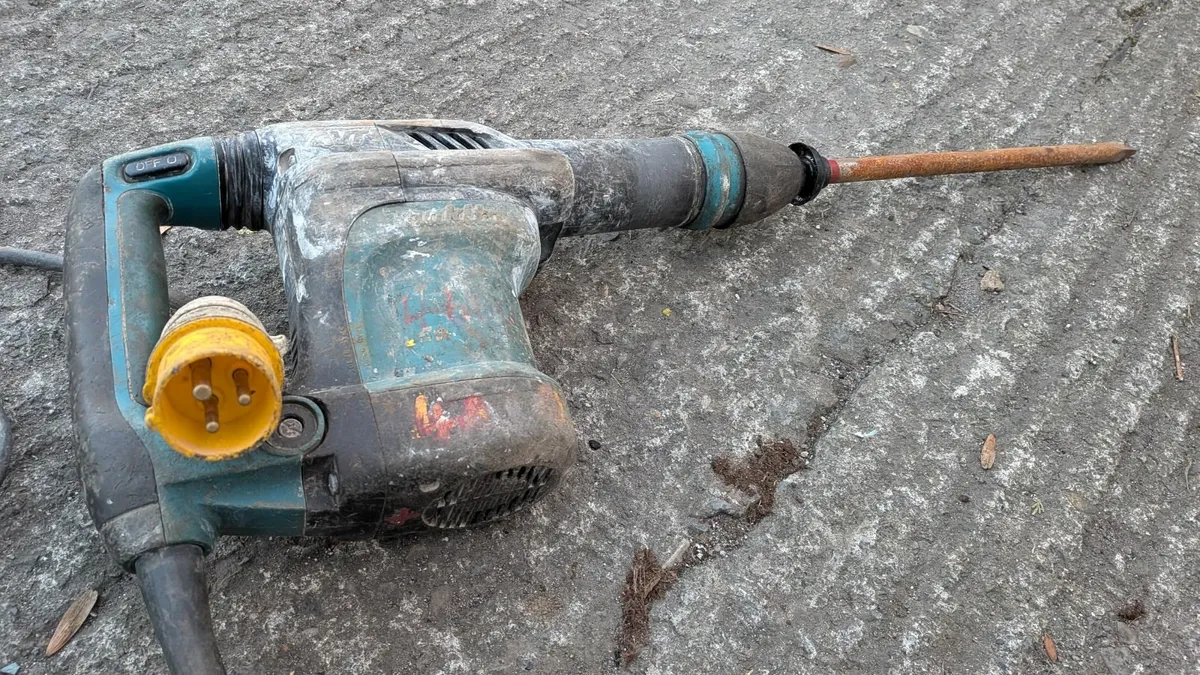 Makita HM0871C Professional Demolition Hammer 110V - Image 3