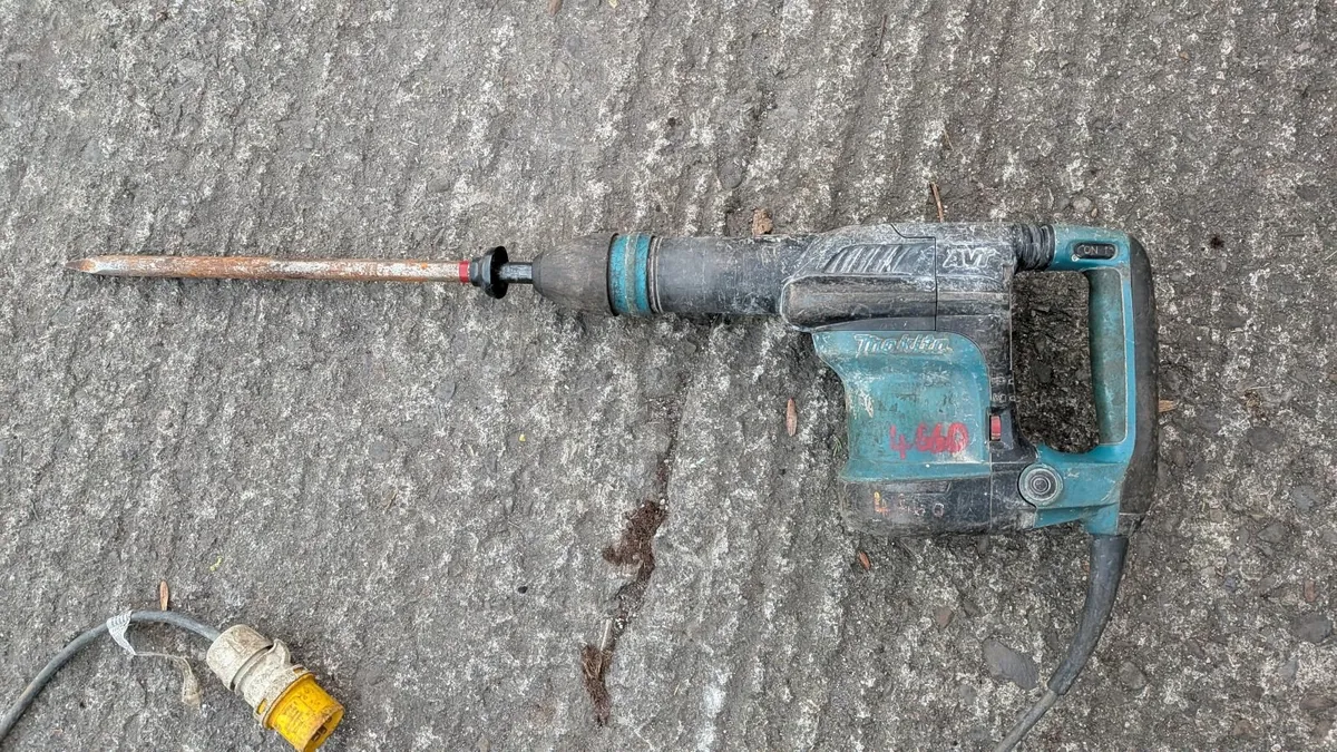 Makita HM0871C Professional Demolition Hammer 110V - Image 1