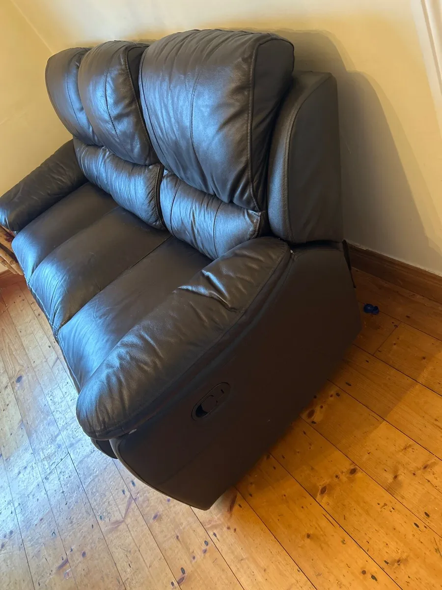 Black leather couch , mint condition - Image 2