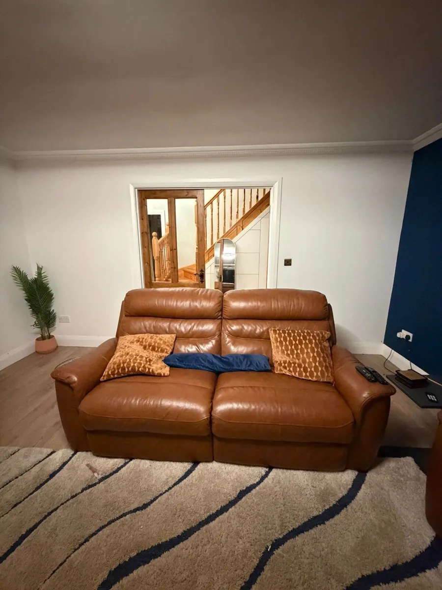 Leather recliner 3 seater 2x Seaters (electric) - Image 1