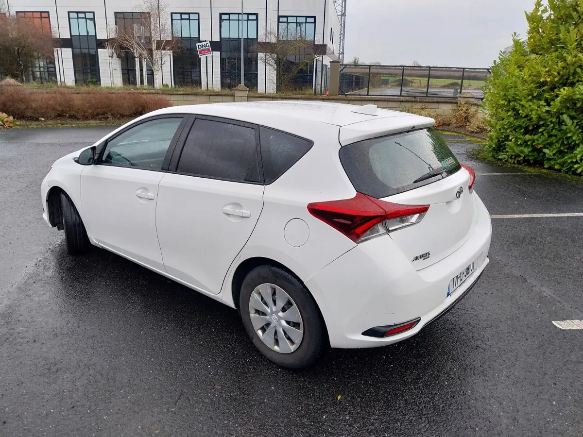 Toyota Auris 2017 - Image 2