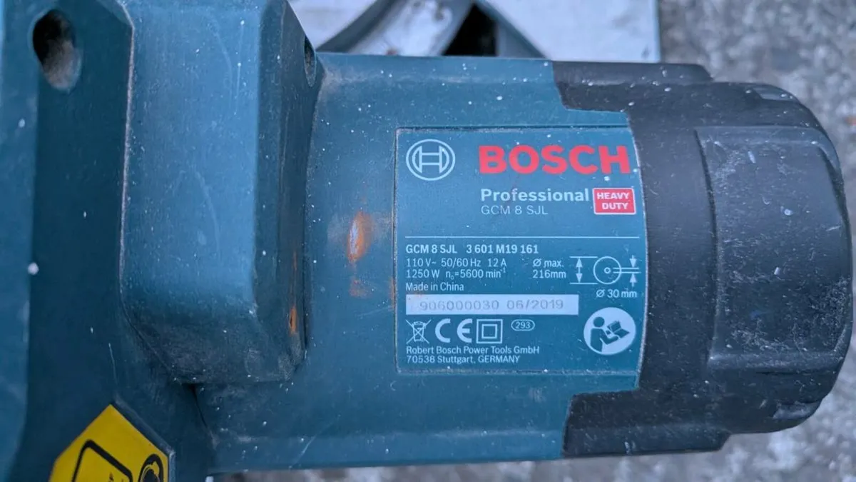 Bosch Professional GCM 8SJL Sliding Mitre Saw 110V - Image 2