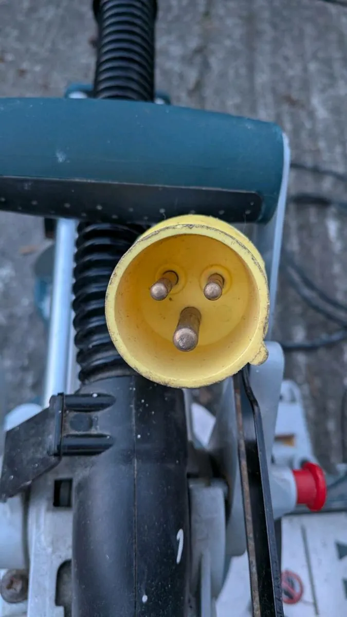 Bosch Professional GCM 8SJL Sliding Mitre Saw 110V - Image 4