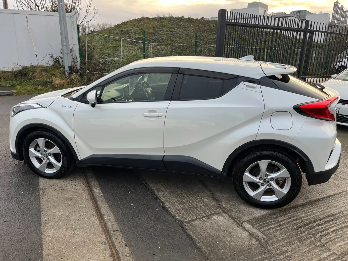 TOYOTA C-HR 2017, 1.8 HYBRID AUTO LOW KM - Image 4