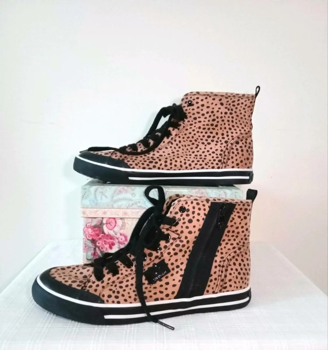 GBG by Guess trainers, size 7.5 - brand new - Image 1