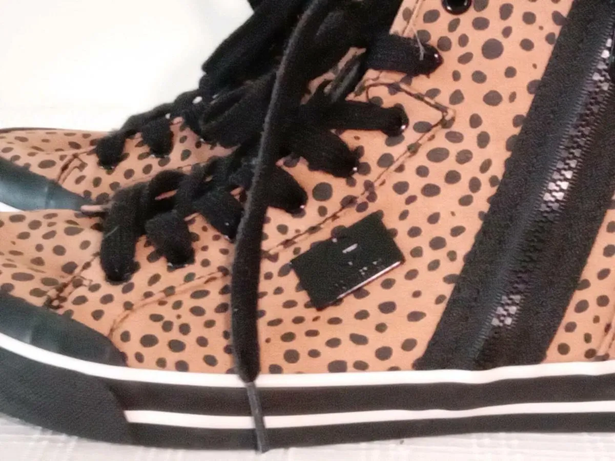 GBG by Guess trainers, size 7.5 - brand new - Image 2