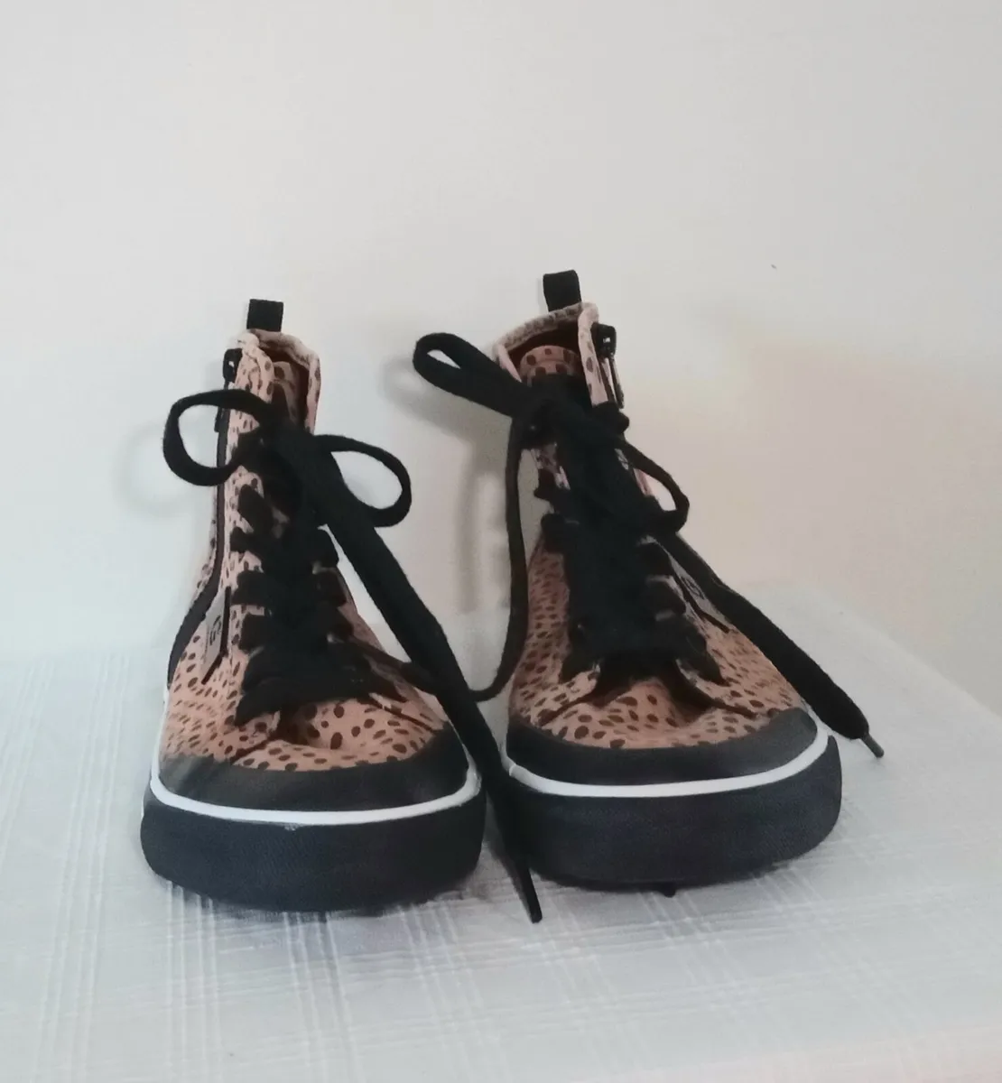 GBG by Guess trainers, size 7.5 - brand new - Image 3