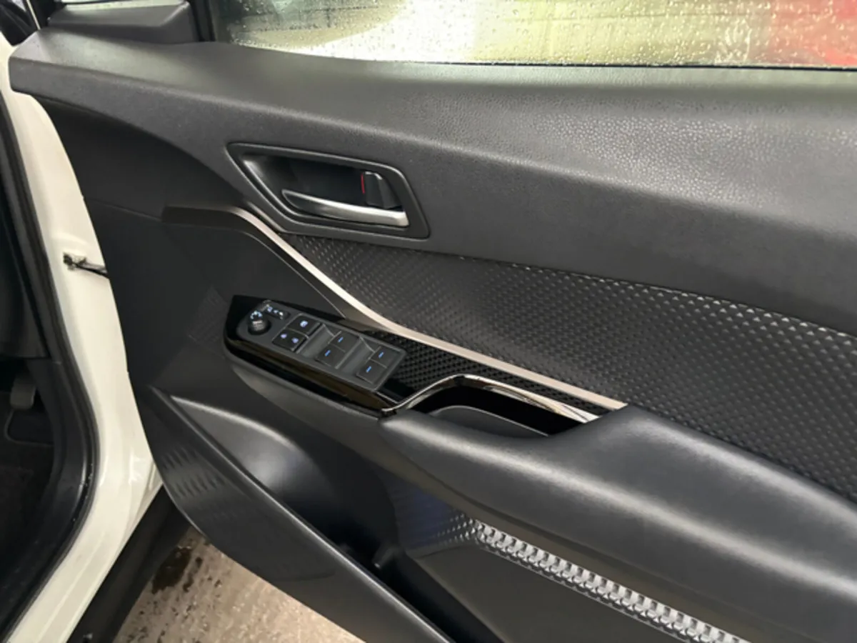 Toyota C-HR 1.8 Self charging hybrid only 82000 km - Image 4